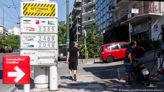 Griechenland | Benzinpreise an einer Tankstelle in Athen