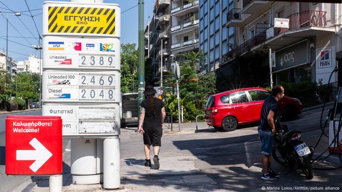 Griechenland | Benzinpreise an einer Tankstelle in Athen