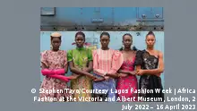 Models holding hands, Lagos, Nigeria, 2019 by Stephen Tayo. Courtesy Lagos Fashion Week
ACHTUNG FOTO DARF NUR FÜR DIE BERICHTERSTATTUNG ÜBER DIE AFRICA FASHION (V&A) VERWENDET WERDEN. FOTOS DÜRFEN NICHT BESCHNITTEN, ÜBERDRUCKT ODER VERÄNDERT WERDEN.