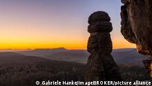 Felsnadel Barbarine auf dem Pfaffenstein, Morgenhimmel vor Sonnenaufgang, Nationalpark Sächsische Schweiz, Sachsen, Deutschland, Europa 15.03.2022