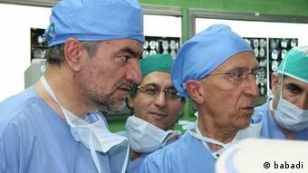 امیدوار رضایی (چپ) در کنار دکتر مجید سمیعی، جراح ایرانی‌­آلمانی مغز و أعصاب