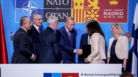 Spanien Madrid | NATO Gipfeltreffen: Gespräche mit Finnland und Schweden: Handshake Erdogan