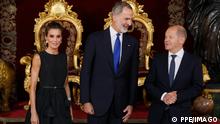 28-06-2022 NAVO Queen Letizia and King Felipe and German Chancellor Olaf Scholz pose for the media before the gala dinner with US and European leaders at the NATO, North Atlantic Treaty Organization, summit at the royal palace in Madrid. PUBLICATIONxINxGERxSUIxAUTxONLY Copyright: xPPEx