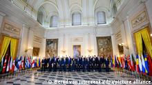 Die Staats- und Regierungschefs stehen vor dem Royal Gala Dinner, gegeben von König Felipe VI. und Königin Letizia von Spanien (M), anlässlich des Nato-Gipfels im Königspalast in Madrid für ein Gruppenbild zusammen. Die Staats- und Regierungschefs der 30 Bündnisstaaten sollen bei dem zweitägigen Spitzentreffen Entscheidungen zur Umsetzung der Reformagenda „Nato 2030“ treffen.