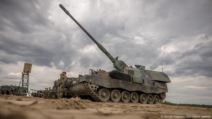 Bundeswehr Panzerhaubitze 2000, faisant partie du groupement tactique de présence avancée renforcée de l'OTAN (eFP-Bataillon) au Camp Adrian Rohn en Lituanie