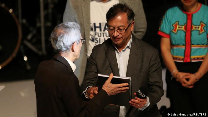 Francisco de Roux, presidente de la Comisión de la Verdad, le entrega el primer tomo del Informe Final al presidente electo de Colombia, Gustavo Petro