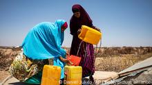 In Somaliland füllen Frauen Trinkwasser aus einem Brunnen ab (Archiv) 