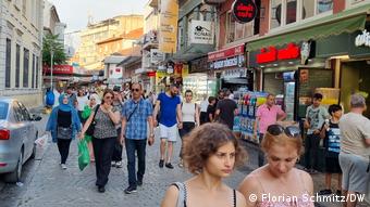 Ο συνεχώς αυξανόμενος πληθωρισμός ροκανίζει το εισόδημα των Τούρκων