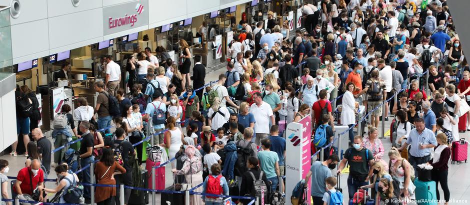 Aeroportos europeus não têm pessoal suficiente para lidar com demanda de viagens pós-pandemia