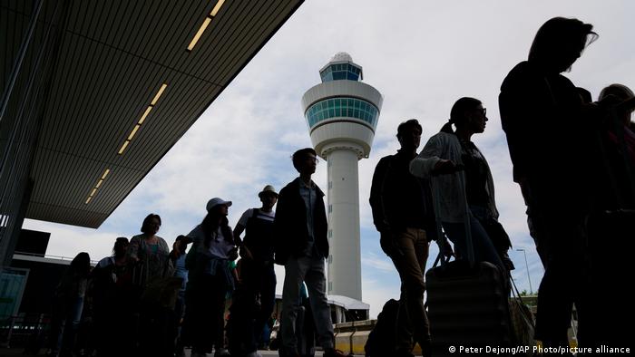 Niederlande Amsterdam Schiphol Flughafen Chaos Personal Wartezeiten