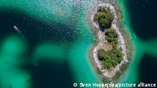 Ausflügler fahren mit einem Tretboot über den in verschiedenen Blautönen schimmernden Eibsee an kleinen Inseln vorbei (Luftaufnahme mit einer Drohne).23.06.2020