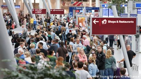 Deutschland Flughafen Düsseldorf Chaos Personal Wartezeiten