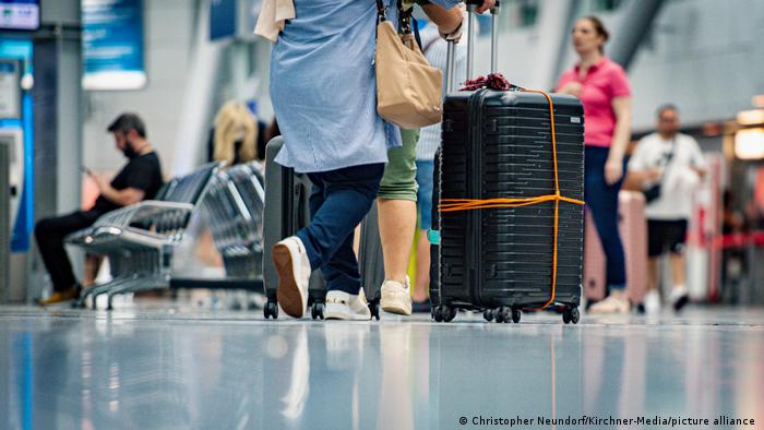 Deutschland Flughafen Düsseldorf Chaos Personal Wartezeiten
