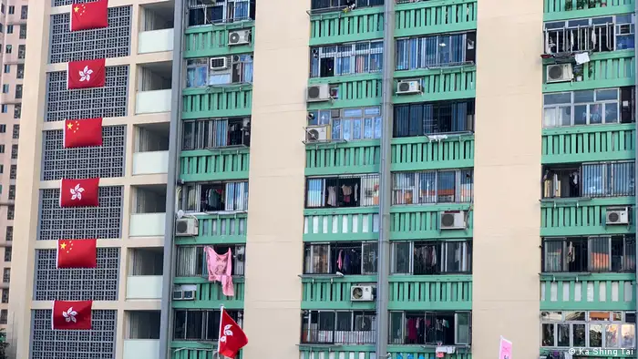 Hong Kong | Flaggen von China und Hong Kong an einem Gebäude