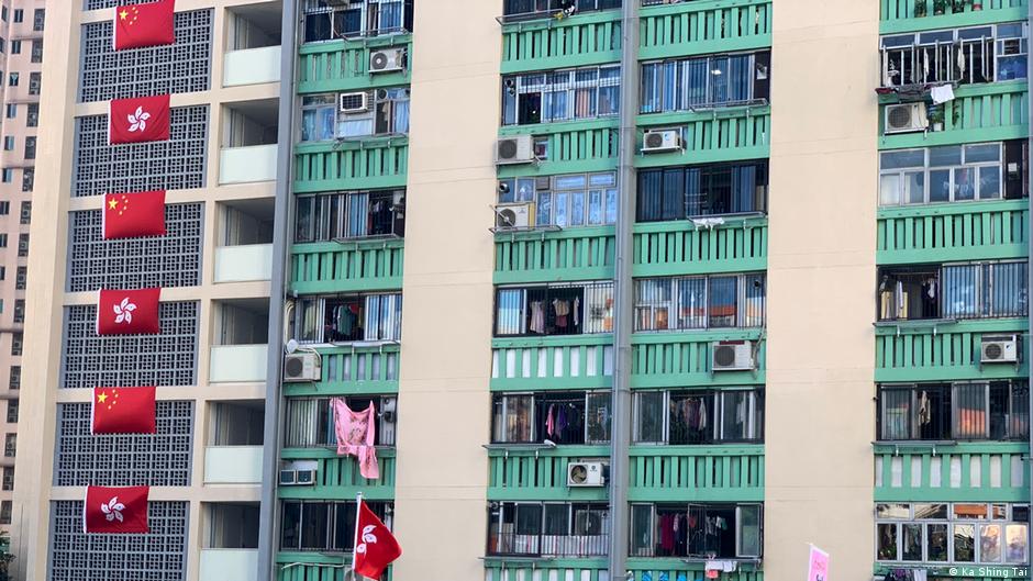 香港回歸25周年前夕，許多大樓和建築物外觀掛上中國五星旗以及香港區旗。