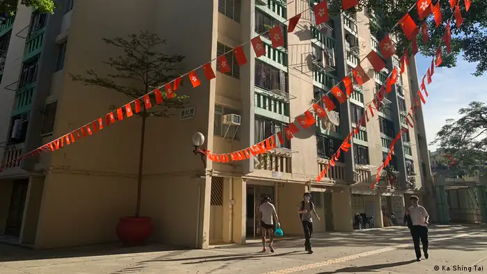 Hong Kong | Flaggen von China und Hong Kong an einem Gebäude