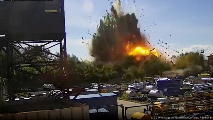 Un misil ruso impacta en un centro comercial de Kremenchuk, Ucrania, matando a 19 civiles. (28.06.2022).