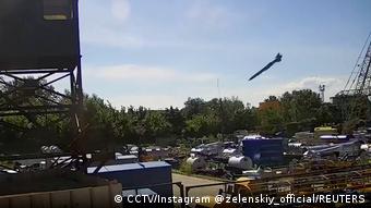 Ракета над ТЦ у Кременчуці (стопкадр із відео з камери спостереження)