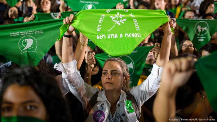 La interrupción voluntaria del embarazo en caso de violación o riesgo de la vida de la madre es ley en Brasil, pero el movimiento feminista exige una legalización más amplia.