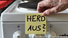 Illustration - Ein Klebezettel mit dem Schriftzug Herd aus? klebt an einem Herd neben den Drehknöpfen, aufgenommen am 14.05.2014 in Berlin. Foto: Jens Kalaene