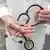 Лекар държи стетоскоп