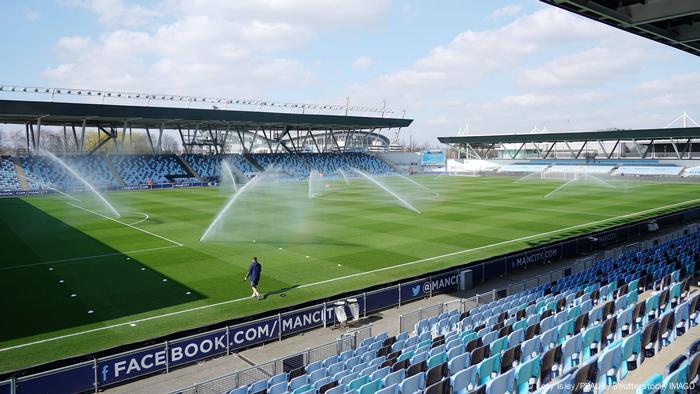 Blick von der Tribüne ins leere Academy Stadium von Manchester City Blick von der Tribüne ins leere Academy Stadium von Manchester City