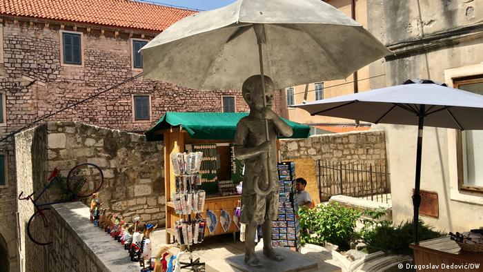 Kroatien Šibenik | Skulptur Knabe mit Regenschirm 