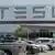 （加州特斯拉停車場照片）被竊技術涉及高速電池裝配線，使用的是特斯拉擁有的專利技術。