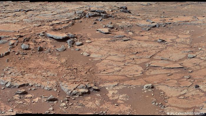 Desde una posición en la depresión poco profunda Yellowknife Bay, el rover Curiosity de la NASA utilizó su cámara de mástil derecha (Mastcam) para tomar las imágenes de teleobjetivo combinadas en este panorama de diversidad geológica. 