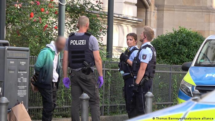 La police aux côtés d'un suspect potentiel dans l'affaire près du palais de justice du Landgericht à Bonn, en Allemagne, le 28 juin 2022.