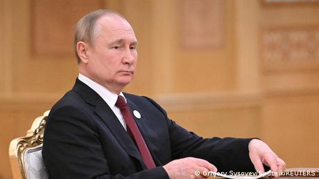 Der russische Präsident Vladimir Putin trägt einen Anzug und sitzt auf einem Stuhl. (BILDRECHTE: Grigory Sysoyev/Sputnik/REUTERS)