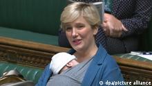 Депутат Стелла Кризи с ребенком на заседании Палаты общин