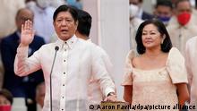 Ferdinand «Bongbong» Marcos Jr., gewählter Präsident der Philippinen, hebt seine rechte Hand, die linke Hand liegt auf einer Bibel, während er einen Eid bei der Amtseinführungszeremonie, neben seiner Frau Maria Louise ablegt. Marcos wurde als 17. Präsident des Landes vereidigt. +++ dpa-Bildfunk +++