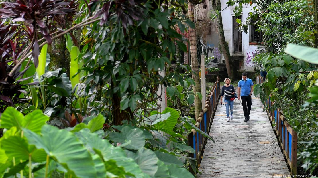 Casal atravessa um dos chamados corredores verdes em Medellín, na Colômbia