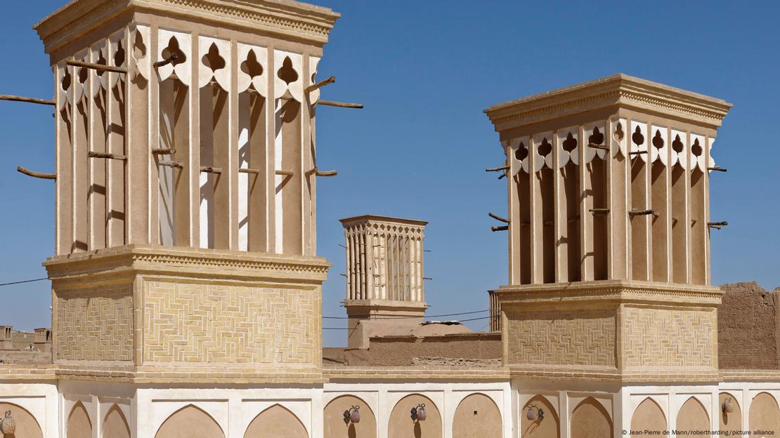 Coletores de vento em prédio na cidade de Yazd, no Irã