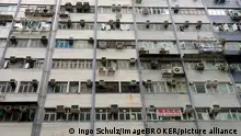 Typische Fassade eines Wohnhauses mit außen liegenden Klimaanlagen, Kowloon, Hongkong, China, Asien