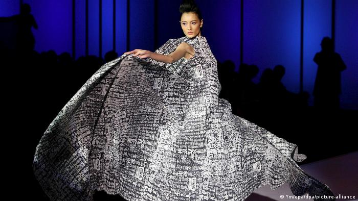 Hongkong Fashion | Kleid aus Kollektion King of Kowloon Revisit von Designer William Tang