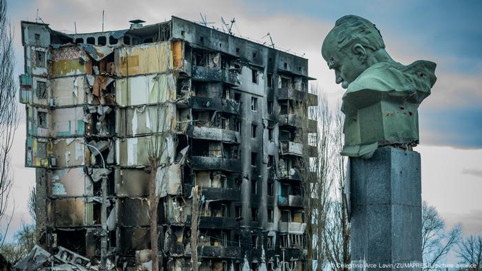 Destrucción a gran escala de una casa y una estatua en Borodyanka