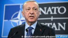 30.06.2022, Spanien, Madrid: Recep Tayyip Erdogan, Präsident der Türkei, äußert sich bei einer Pressekonferenz zum Abschluss des Nato-Gipfels in Madrid. Die Staats- und Regierungschefs der 30 Bündnisstaaten haben bei dem zweitägigen Spitzentreffen Entscheidungen zur Umsetzung der Reformagenda ·Nato 2030· getroffen. Foto: Bernd von Jutrczenka/dpa +++ dpa-Bildfunk +++