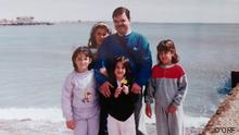 Nahaufnahme Argentinien – Mein Vater der Täter
Sendedatum: 04.Juli 2022
Thema: Kinder der Täter der argentinischen Junta sind gegen einen Strafmilderung ihrer Väter
Beschreibung:
Wie gehen die Söhne und Töchter der Schergen einer Diktatur mit den Verbrechen ihrer Väter um? In Argentinien haben sich die Kinder von Folterern und Mördern zusammengeschlossen, um über die Schuld ihrer Eltern zu sprechen.
Fotograf: © ORF (Stills aus einer ORF-Doku)
Rechte: Verwendung nur im Zusammenhang mit dieser Dokumentation
Schlagwörter: Argentinien, Jorge Rafael Videla, Militärjunta, Diktatur, Folter, Aufarbeitung