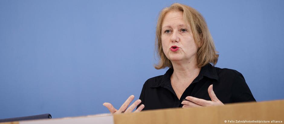 Lisa Pope ist in der aktuellen Bundesregierung Ministerin für Familie, Senioren, Frauen und Jugend. Lisa Pope ist in der aktuellen Bundesregierung Ministerin für Familie, Senioren, Frauen und Jugend.
