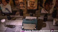 Journalisten aus Veracruz haben auf dem Platz Zocalo eine Schreibmaschine und Fotos Fotos aufgestellt. Sie gedenken ihrer getöteten Kollegen und fordern während einer landesweiten Demonstration ein Ende der Angriffe auf Journalisten. +++ dpa-Bildfunk +++