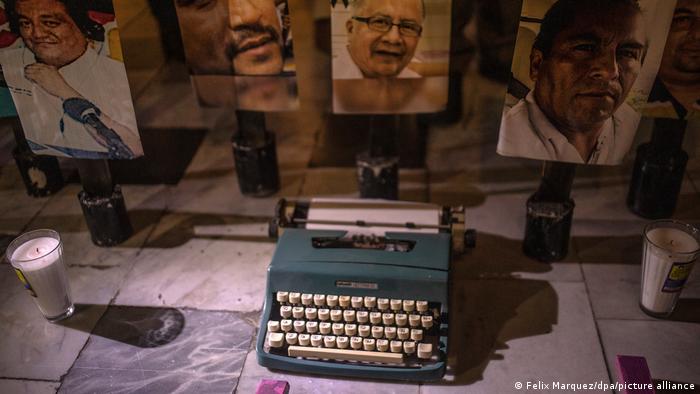 Una máquina de escribir e imágenes de periodistas asesinados, un homenaje en el Zócalo de Ciudad de México