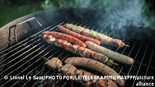 Â©PHOTOPQR/LE TELEGRAMME/Lionel Le Saux ; MORLAIX ; 14/08/2021 ; PHOTO Lionel Le Saux / LE TELEGRAMME. MORLAIX (29) : des brochettes, chipolatas, saucisses et merguez sur un barbecue.