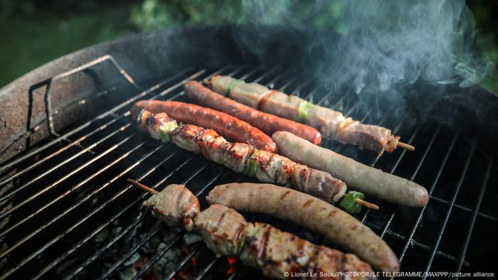 Würste auf einem Grill