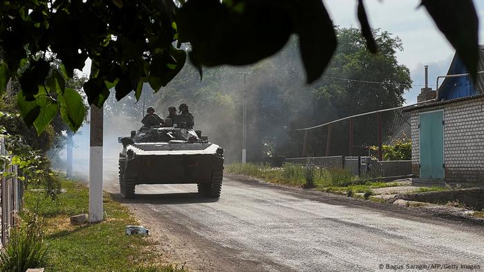 Soldados ucranianos montan un vehículo blindado en la carretera principal de Lisichansk, en la región oriental ucraniana de Donbás, el 26 de junio de 2022.