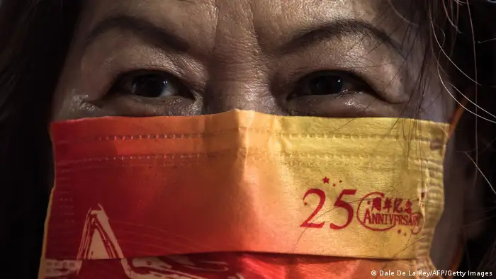 2022年7月1日，一名香港婦女戴著印有標語的口罩慶祝香港從英國移交給中國25週年。