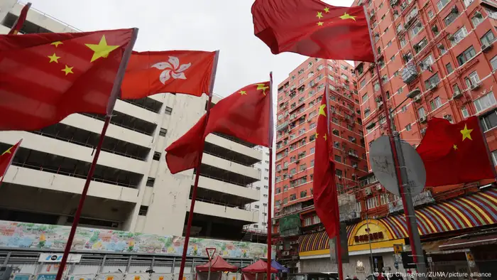 根据香港《国歌法》，「不当使用国歌」及「侮辱国歌」者需面临最高3年监禁