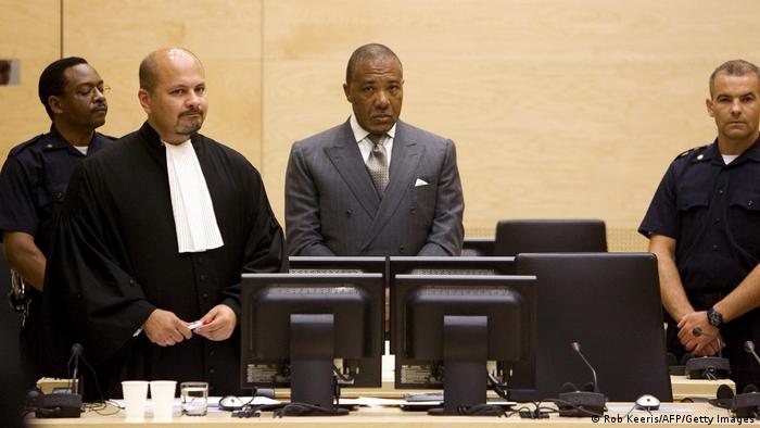 رئيس ليبريا السابق تشارلز تيلور أثناء محاكمته أمام محكمة الجنايات الدولية 21.07.2006