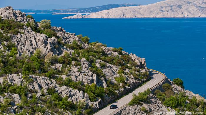 Blick auf eine Straße entlang der kroatischen Küste